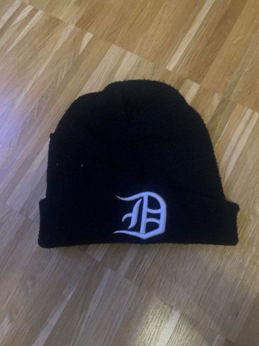 Sonstige Kleidung & Accessoires: Strickmütze schwarz mit weissem "D" Logo Einheitsgroesse – Gebraucht aus Otelfingen von Onkel.D
