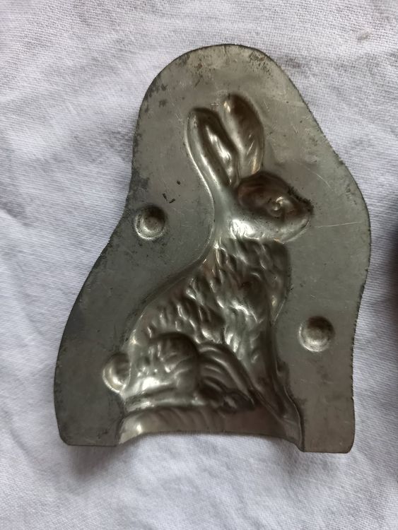 Moule ancien à chocolat en 2 parties, lapin avec hotte | Kaufen auf