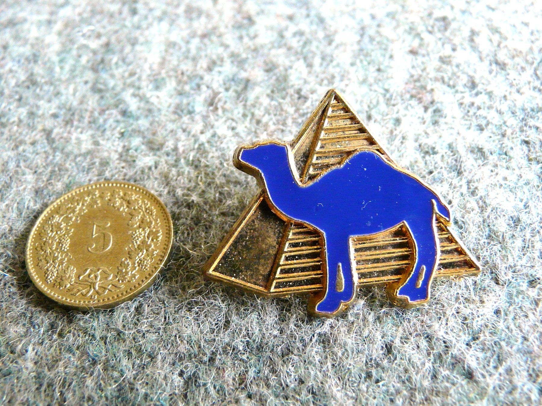 Camel Plaketten & Abzeichen: Camel Pyramide Ägypten blau Versand möglich  Pin M12.1 – Gebraucht aus Pully von websurfer1 2