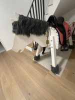 Holzpferd mit Sattel und Satteldecke
