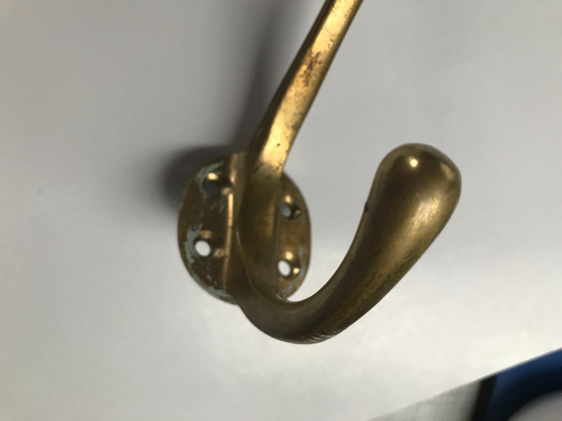Eisenwaren: 4 Kleider Haken messing (alt) – Gebraucht aus Wichtrach von pyenest 3