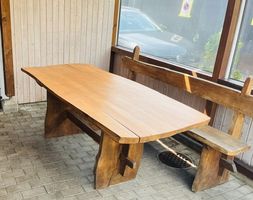 Rustikaler Tisch mit Bank
