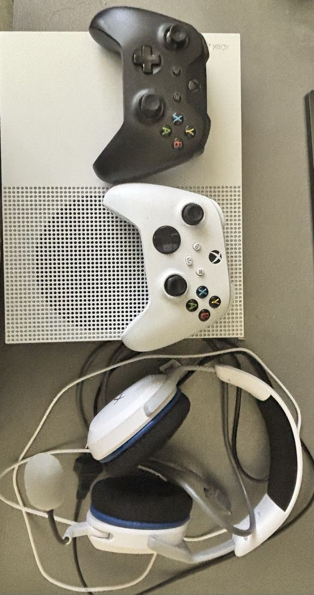 Microsoft Consoles: Xbox One S Konsole mit 2 Controllern und Headset – D'occasion à Baar par nic_7hrl