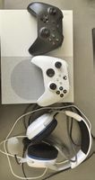 Xbox One S Konsole mit 2 Controllern und Headset