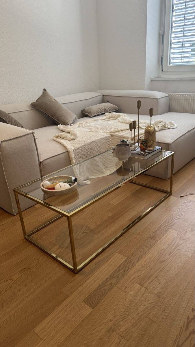 Westwing Tische: Coffee Table Glass Top Gold Frame Rectangular – Gebraucht aus Zürich von Sarahneukomm