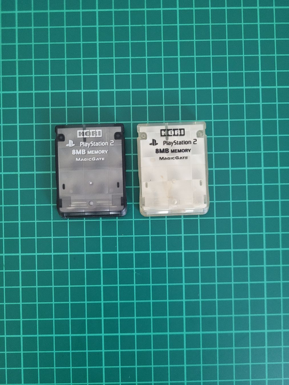 Unités de mémoire & Cartes mémoire: Hori PS2 8MB Memory Card Set - Black & White - MagicGate – D'occasion à Meyrin par Retro-GZ