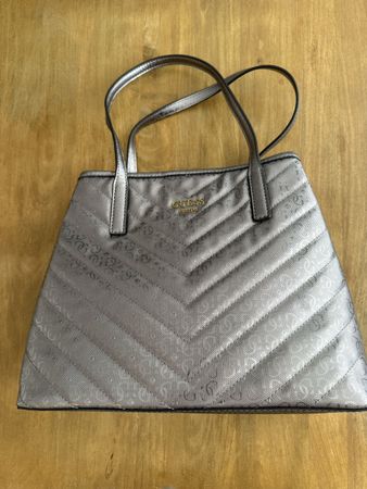 Handtasche Guess gesteppt metallic mit Innentasche