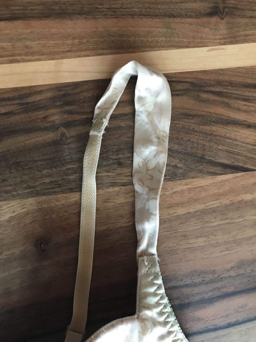 Triumph Altra biancheria intima: Goldfarbener BügelBH BH Triumph – Usato da Alpnach Dorf venduto da marvo 1