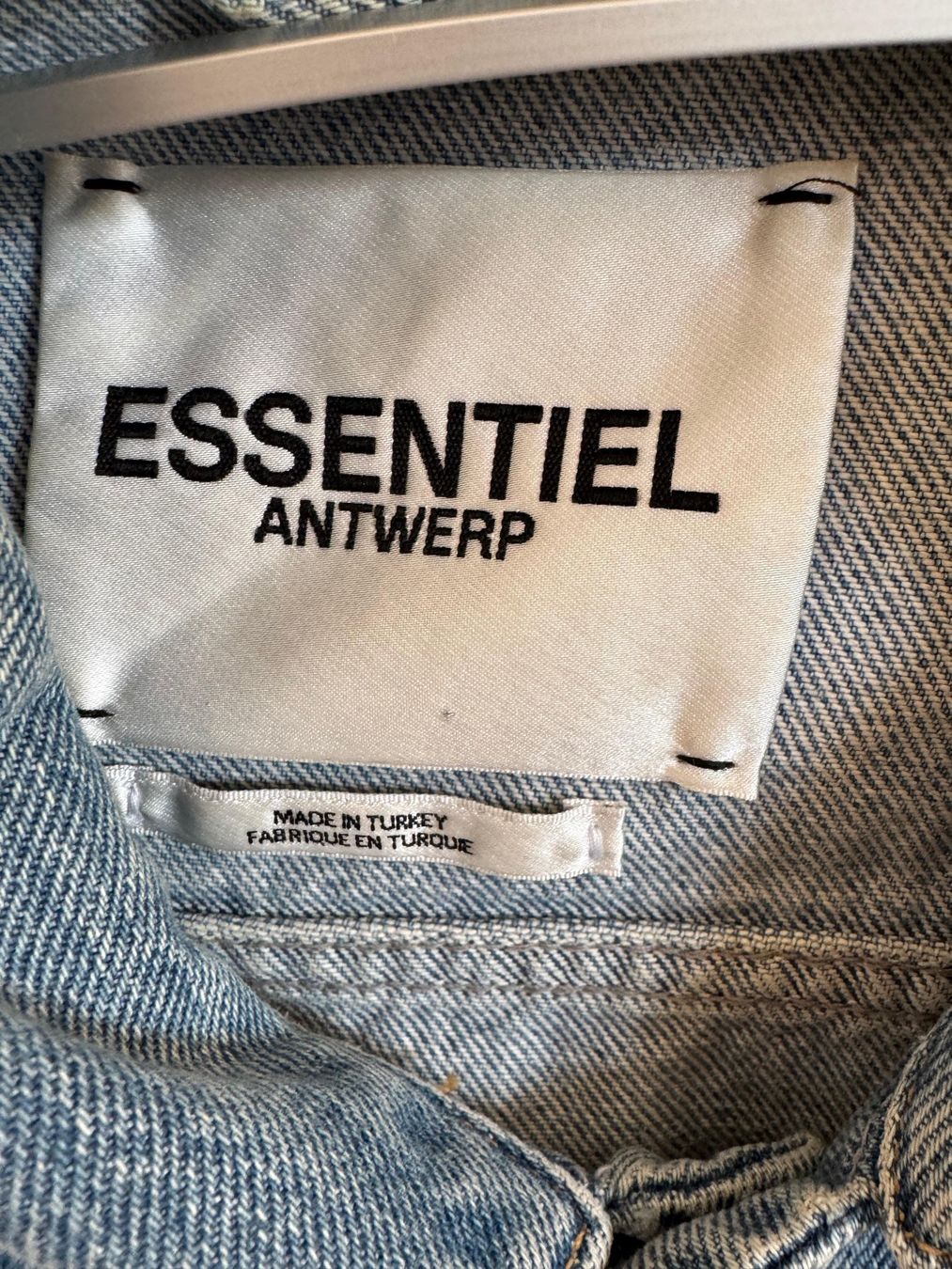Essentiel Antwerp Jacken: Essentiel Antwerp Two-tone oversized denim jacket – Gebraucht aus Zürich von Lara13 1
