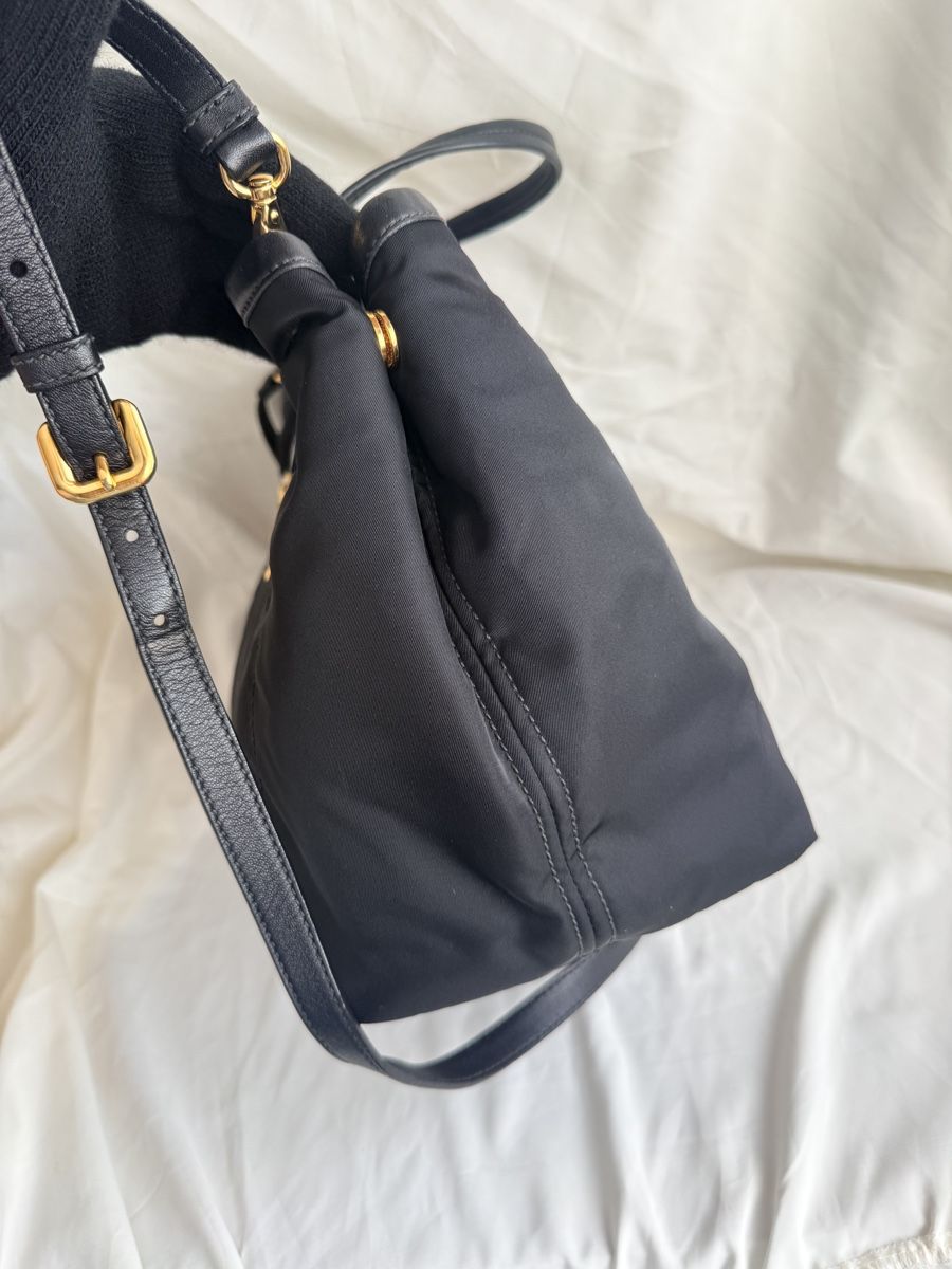 Prada Borse da donna: Prada Black Nylon Tessuto Tote Bag 2way – Usato da Geneve venduto da DarlingVintage 5