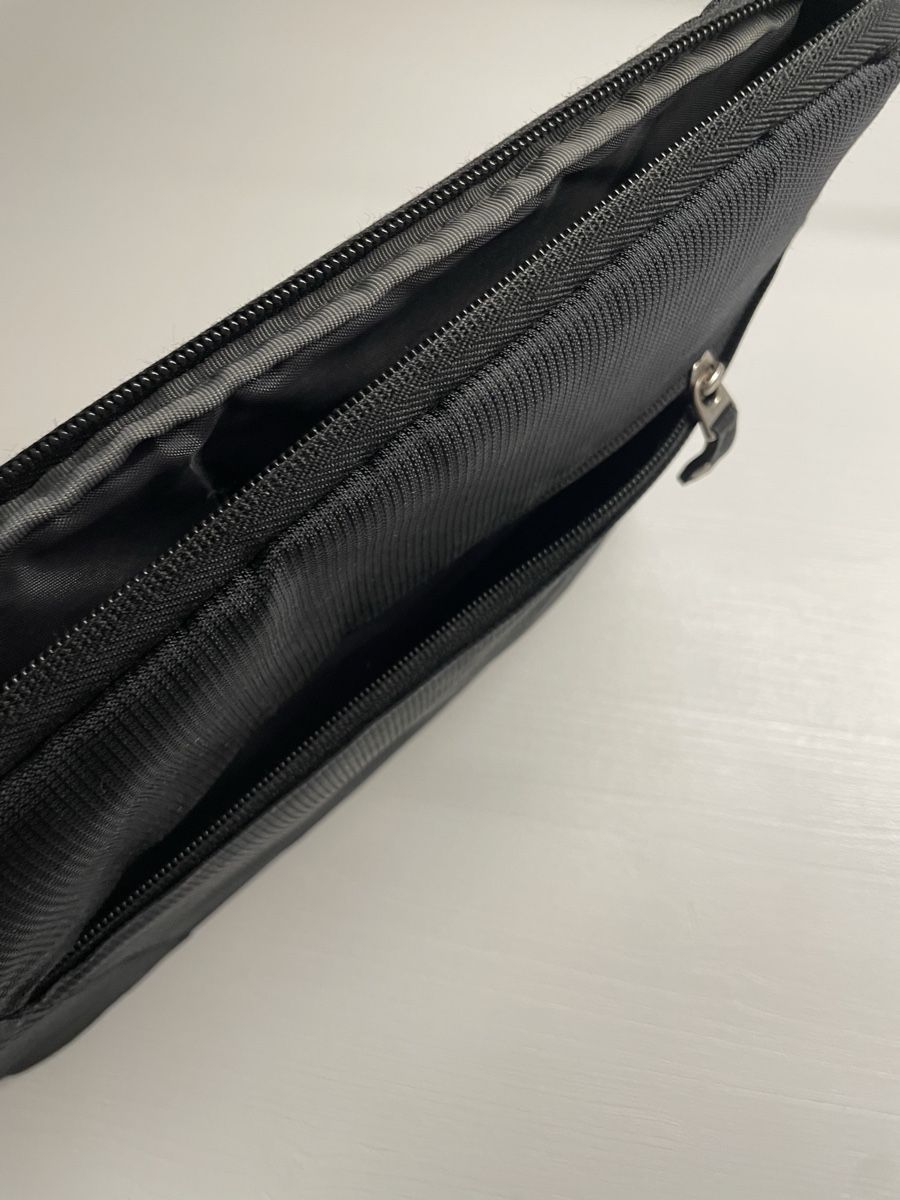 Covers & Taschen: Sleek Black Laptop Sleeve – Gebraucht aus Zürich von bncmgg 2