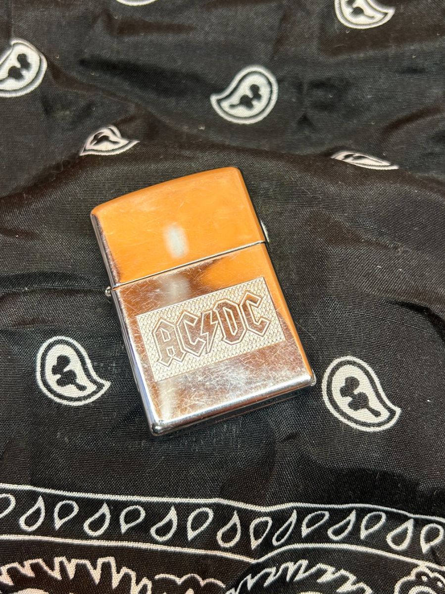 Zippo Accendini: Zippo AC/DC Chrome brillant – Usato da Soyhières venduto da Maponos