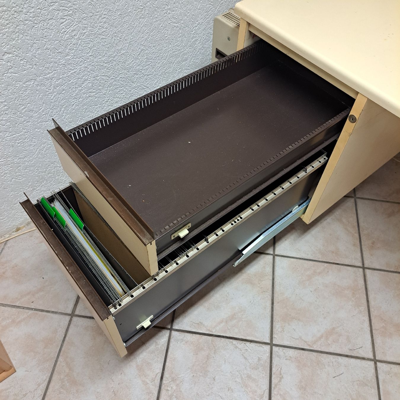 Scrivanie: Schreibtisch mit Schubladen und Ablagefach, beigefarben – Usato da Wangen b. Olten venduto da So8081 2
