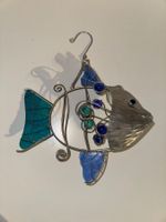 Kunst: Dekorativer Fisch aus Glas und Metall zum Aufhängen