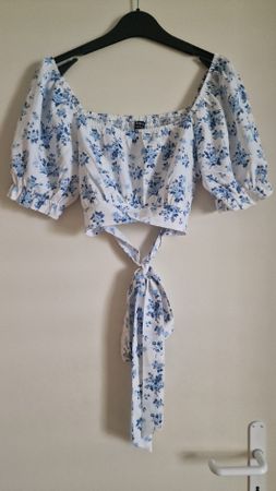 Haut court à fleurs bleues et blanches taille L neuf