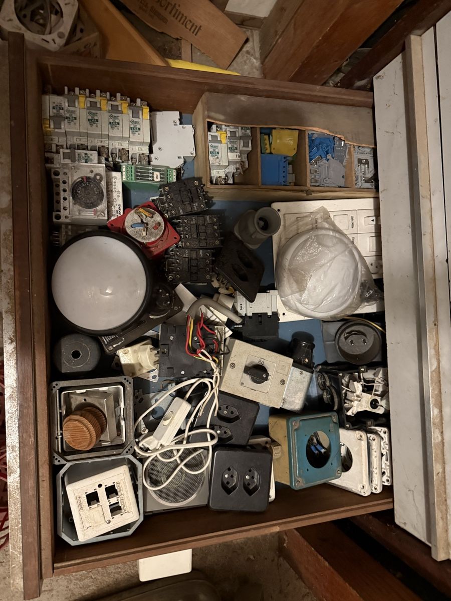 Spine: Elektro Installationsmaterial Konvolut gemischt gebraucht – Usato da St. Margrethen SG venduto da meg_6b9w