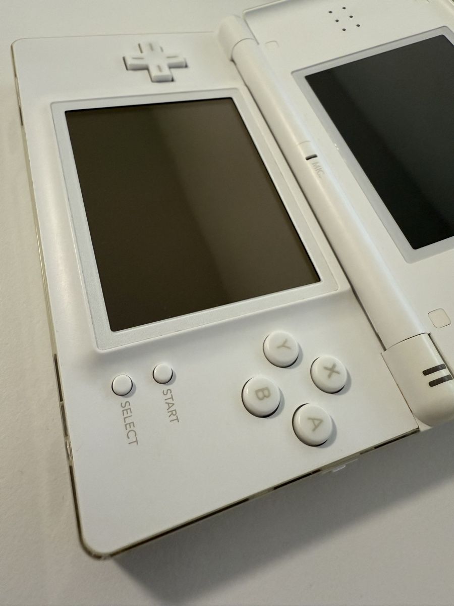 Nintendo Giochi: Nintendo DS Lite + 8 spiele – Usato da Villaz-St-Pierre venduto da AuctionWonFor3 2
