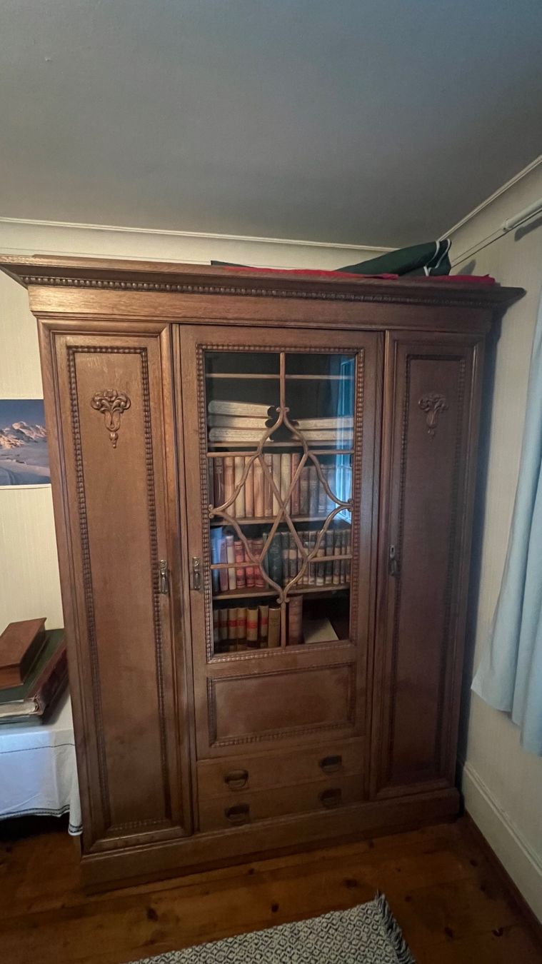 Armadi: Alter Bücherschrank – Usato da Interlaken venduto da jil_kqk7