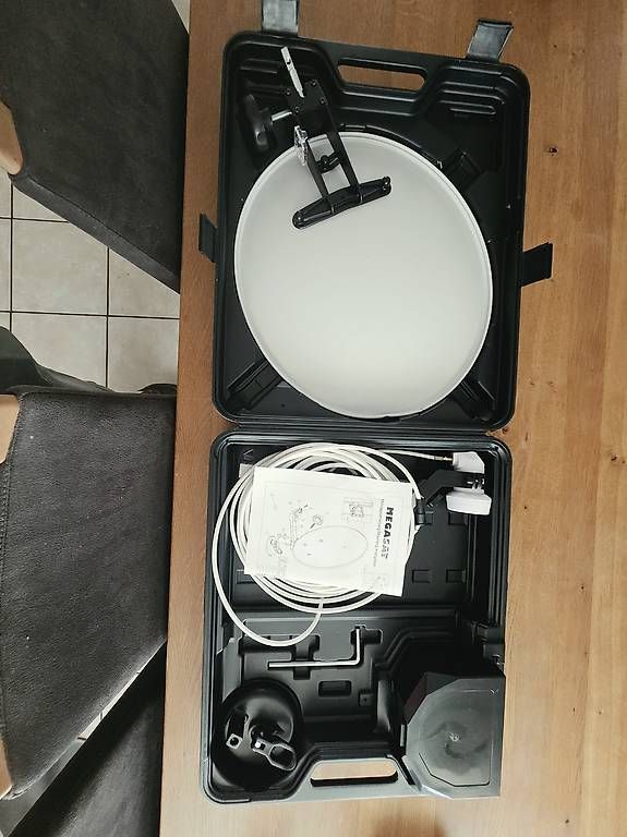 Satellitenschüssel: Antenne satellite et écran  – Gebraucht aus Chavornay von Jolabricole