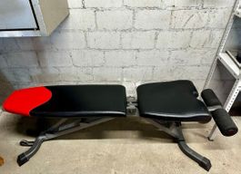 Hantelbank verstellbar schwarz-rot für dein Home-Gym