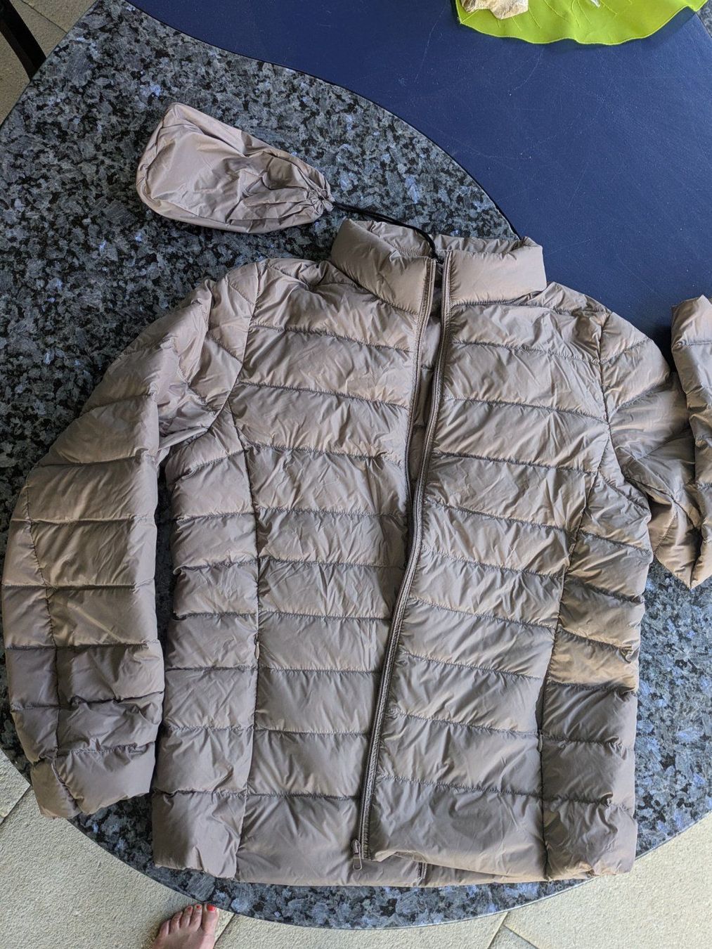 Giacche: Steppjacke leicht mit Beutel, beige.     Neu – Nuovo e nell'imballaggio originale da Adlikon venduto da Match62