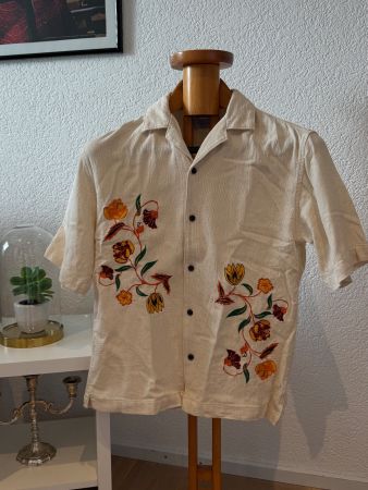 Sommerliches Herrenhemd mit Blumenmuster, Grösse M