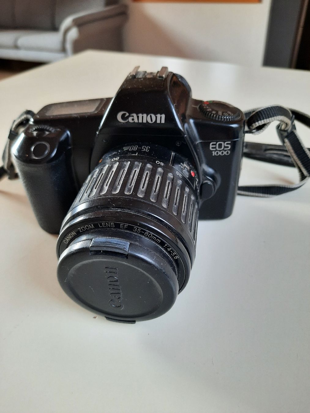 Canon Fotocamera: Analogkamera Canon EOS 1000 mit 2 Objektiven und Blitz – Usato da Nottwil venduto da mar_jqm7 1