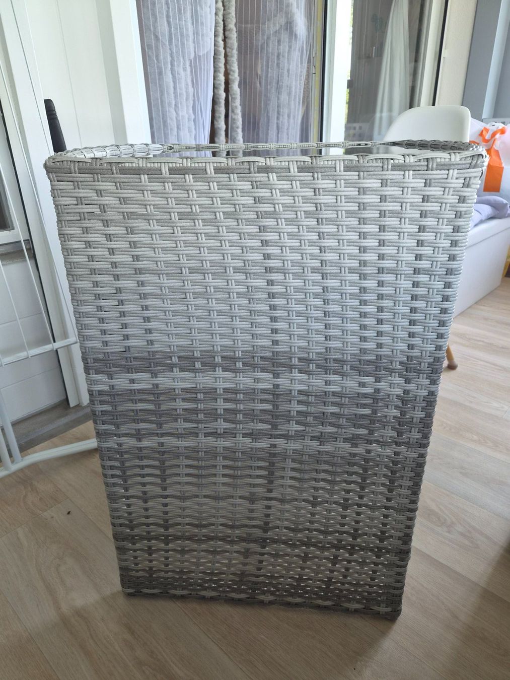 Tables: Ensemble table en rotin + 2 chaises - plateau en verre – D'occasion à Lausanne par leroyaumedereven