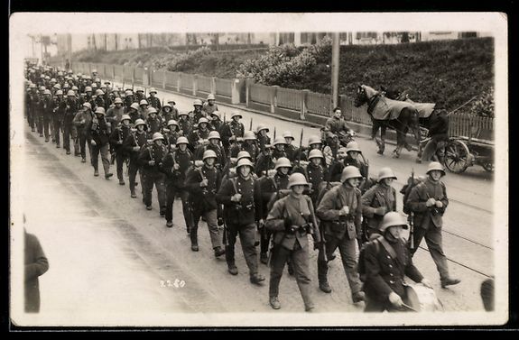 Foto, Lettere & Cartoline: Schweizer Soldaten in Uniform mit Helmen – Usato da Berlin venduto da bartko-reher