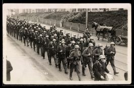 Schweizer Soldaten in Uniform mit Helmen