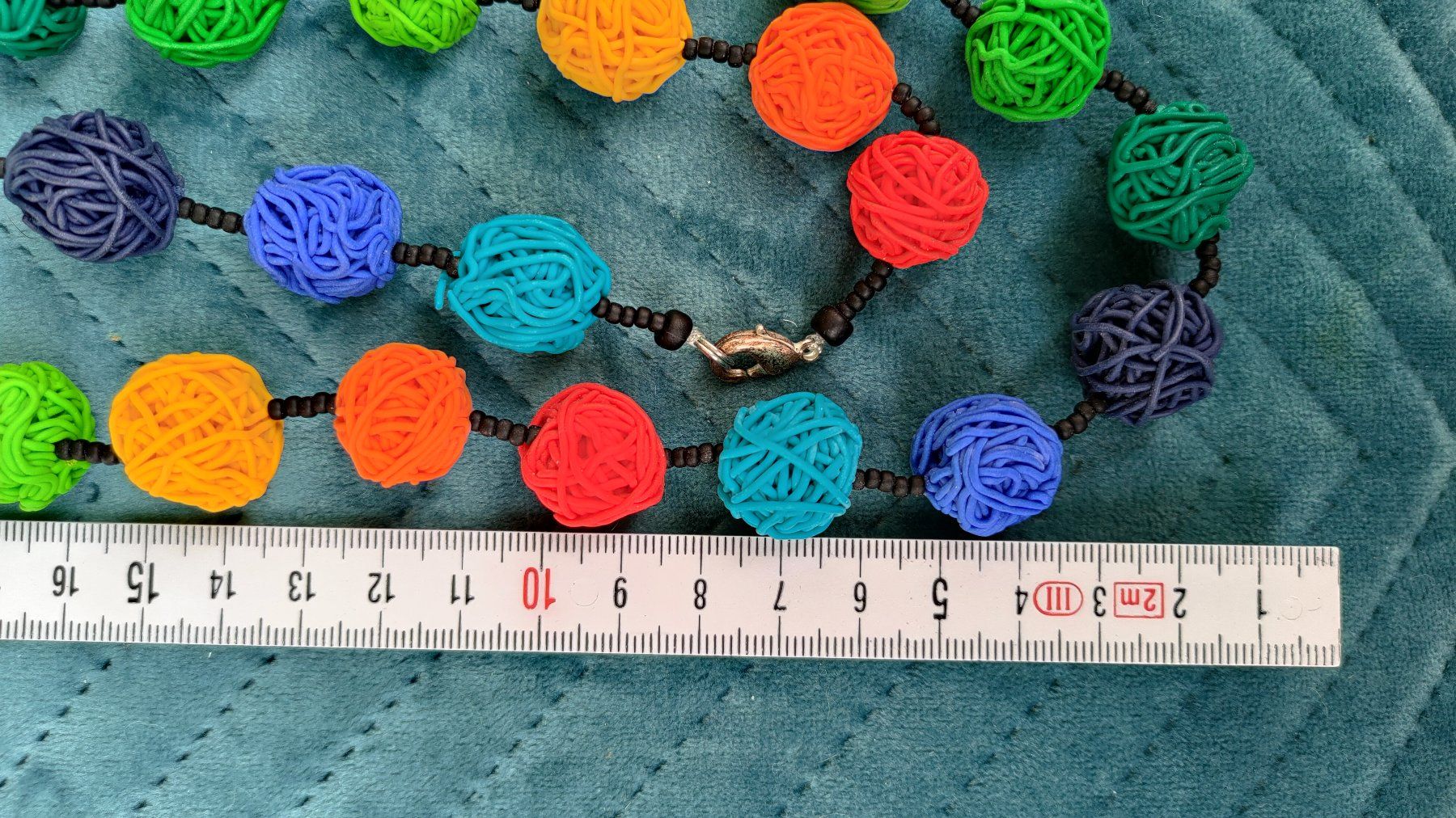 Catenine: Kette mit Fimokugeln, Regenbogenfarben – Usato da Untervaz venduto da Lyraia 2