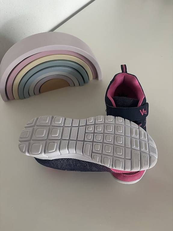 Chaussures filles: Sneaker, Grösse 33 – D'occasion à Langenthal par BodyandSoul 1