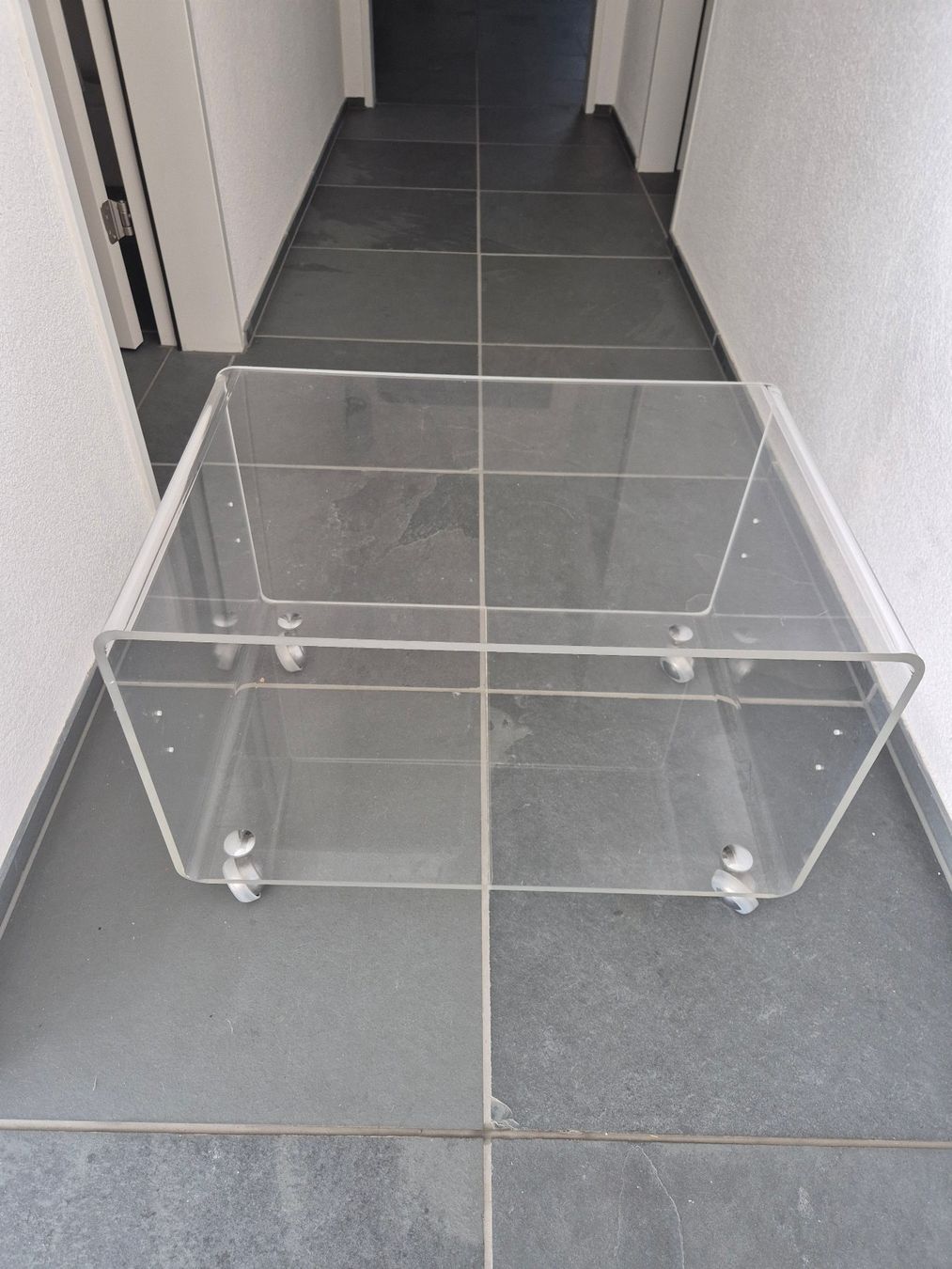 Banconi: Designer Acrylglas Tisch/Rollcontainer – Usato da Unterkulm venduto da Pato1b