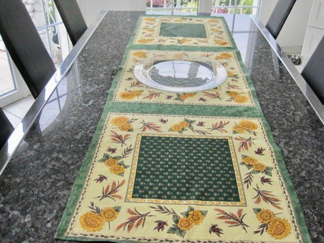 Plateaux: CHEMIN DE TABLE PROVENCALE AVEC PLAT EN VERRE – Neuf (Voir description) à Murten par Selliot