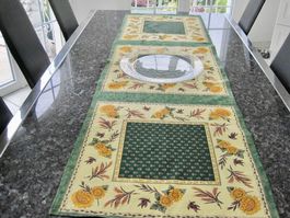 CHEMIN DE TABLE PROVENCALE AVEC PLAT EN VERRE