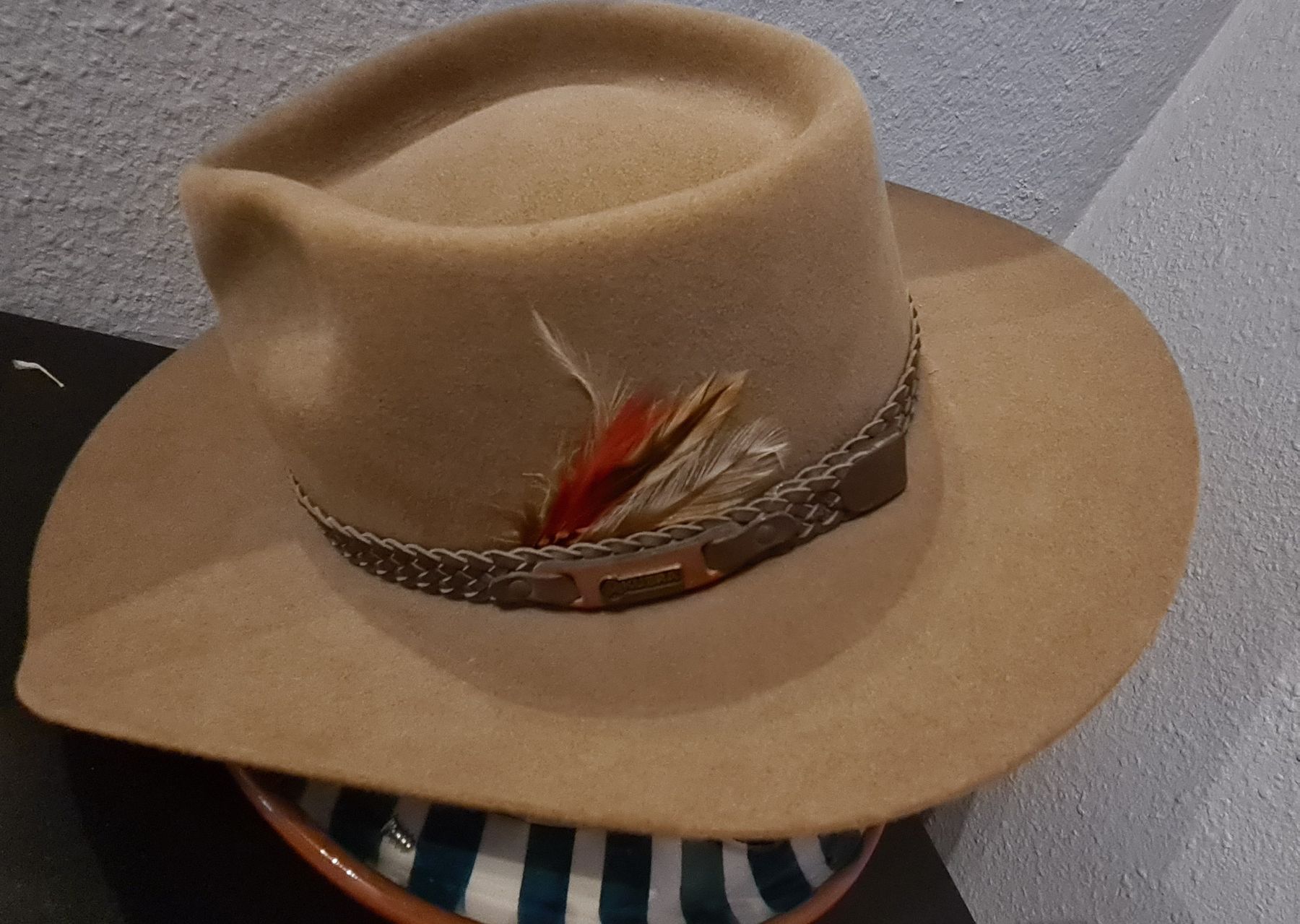 Akubra Copricapi, berretti & cappellini: Imperial Quality chapeau Akubra – Nuovo (secondo la descrizione) da Carouge GE venduto da LidieLot 1
