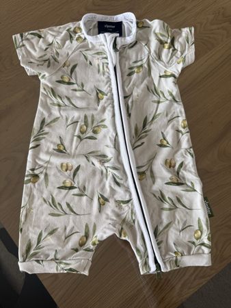 Strampler Zipster Oliven Muster Grösse 3-6 Monate neuwertig