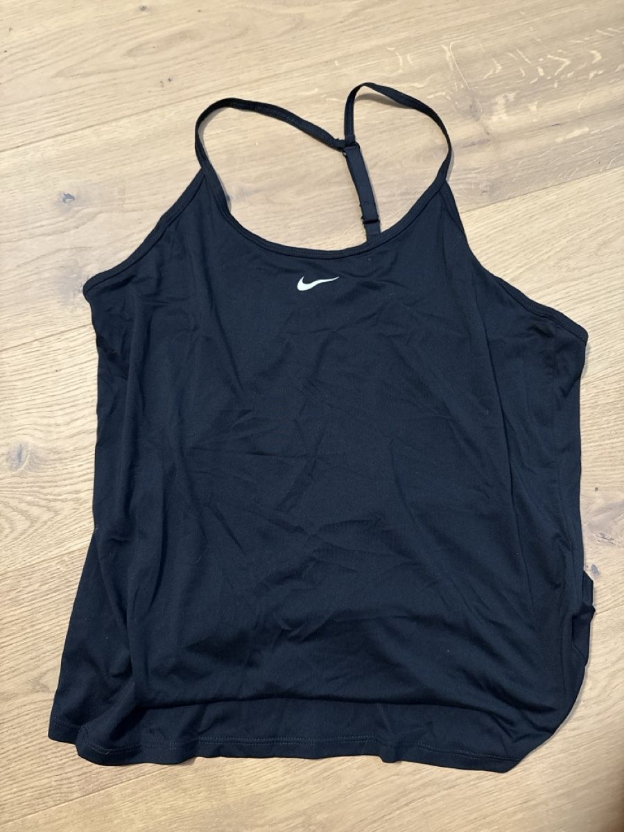 Nike Top: Nike Sporttop – Usato da Schiers venduto da lyn_w7pp