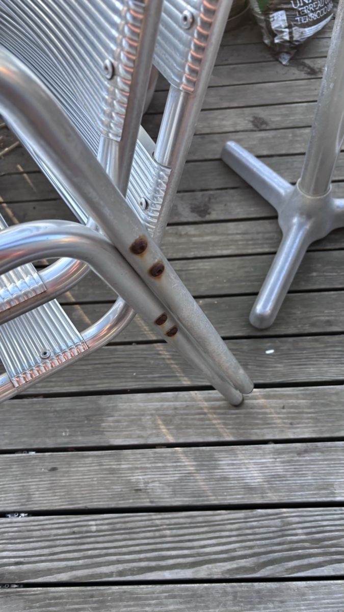 Set di tavolo e panche: Runder Gartentisch, 2 Stühle – Usato da Basel venduto da Defne 3