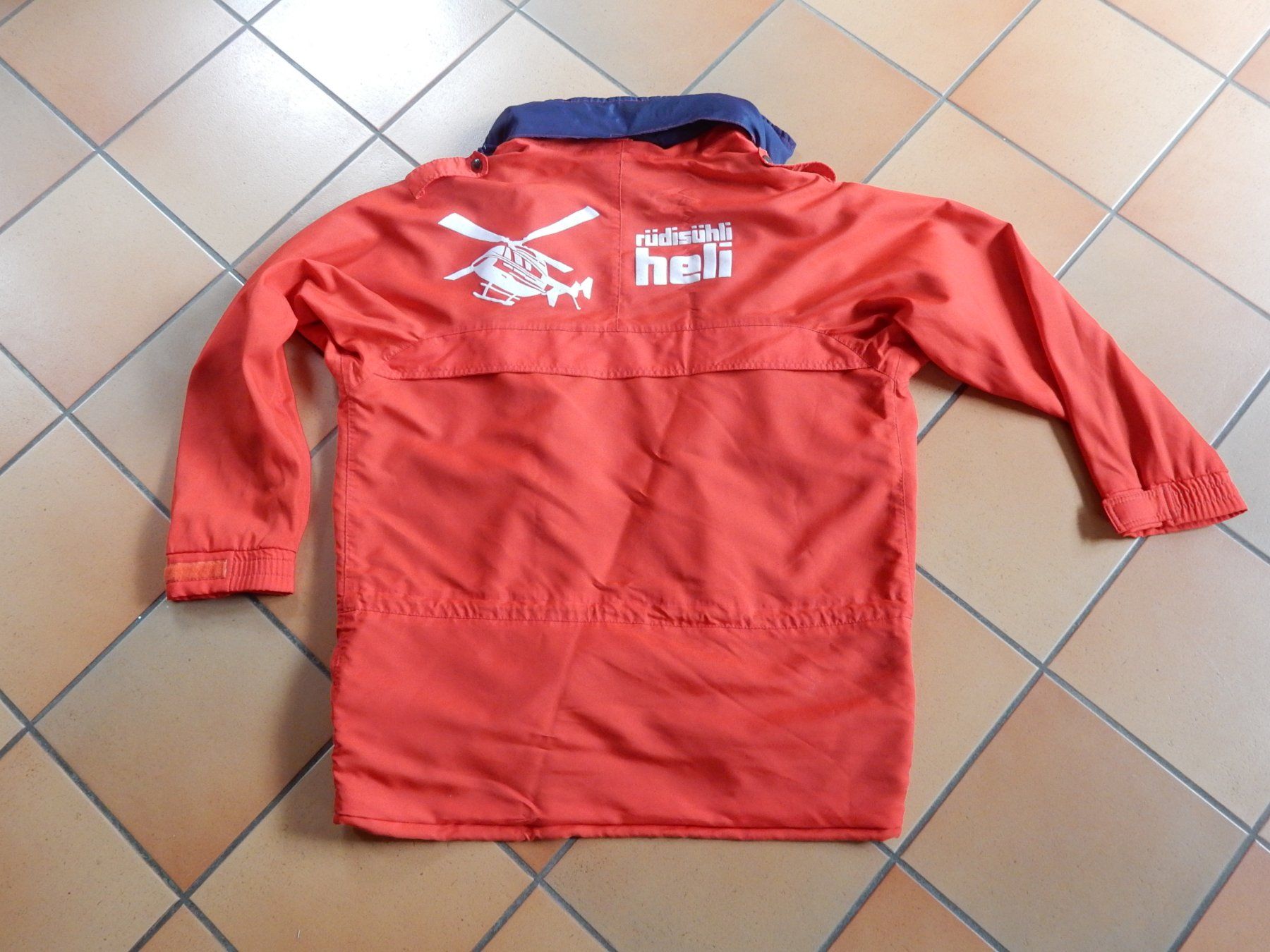 Giacche: Outdoorjacke mit Logo einer Helikopterfirma – Usato da Waldstatt venduto da Kananaskis1 2