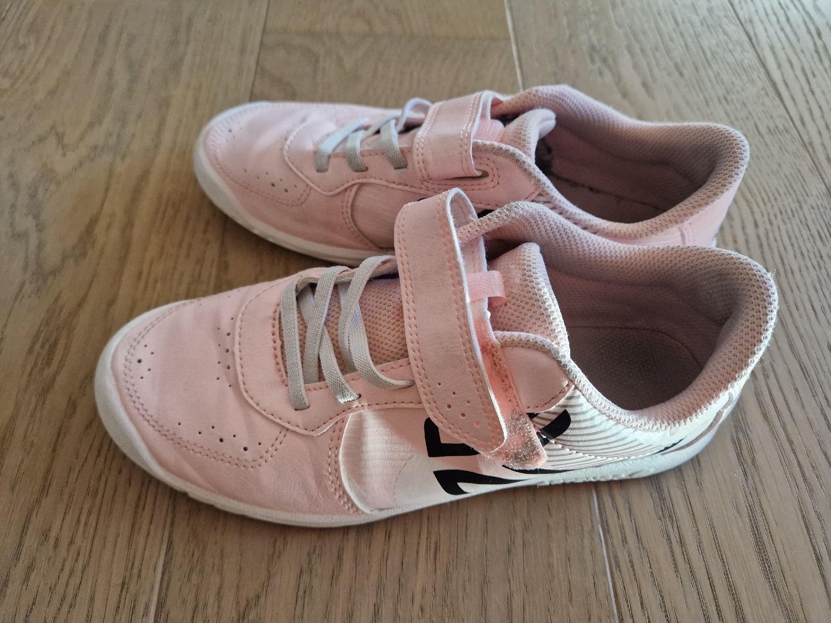 Decathlon Schuhe für Mädchen: Chaussures de sport d'intérieur taille 36 – Gebraucht aus Delémont von bouboute01 2