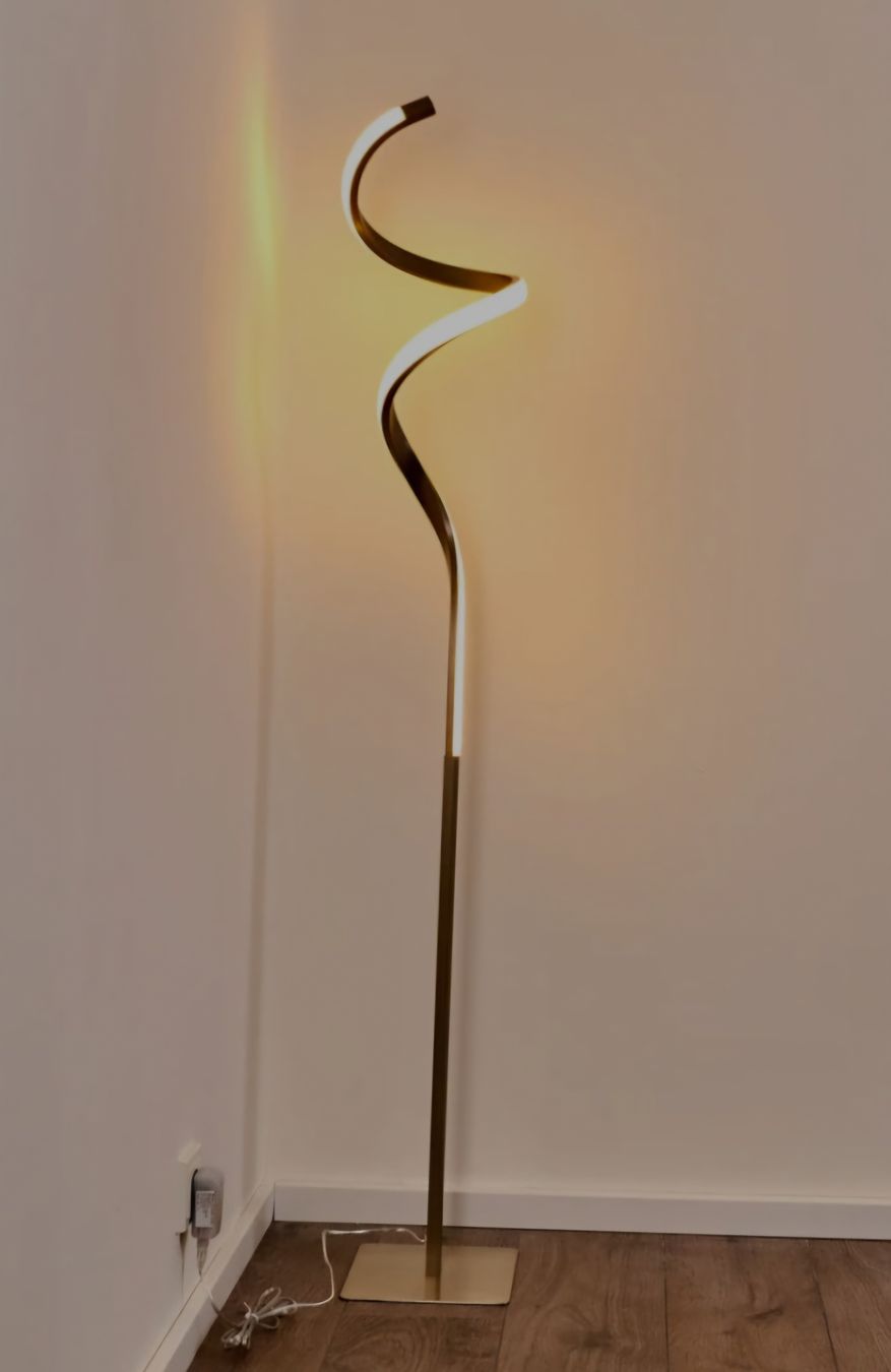 Lampes: Dimmbare LED Stehleuchte Spiral Design – Neuf (Voir description) à Bäretswil par Suter89 1