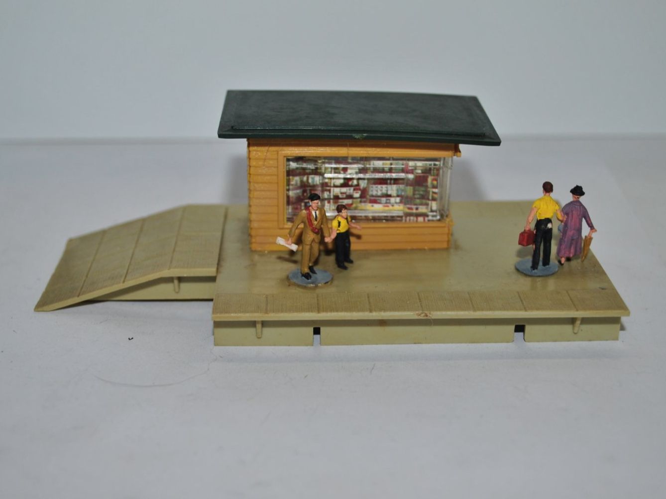 Faller Modelleisenbahnen: Faller Bahnsteig mit Kiosk (PDB265) – Gebraucht aus Aarwangen von Bahnsupport