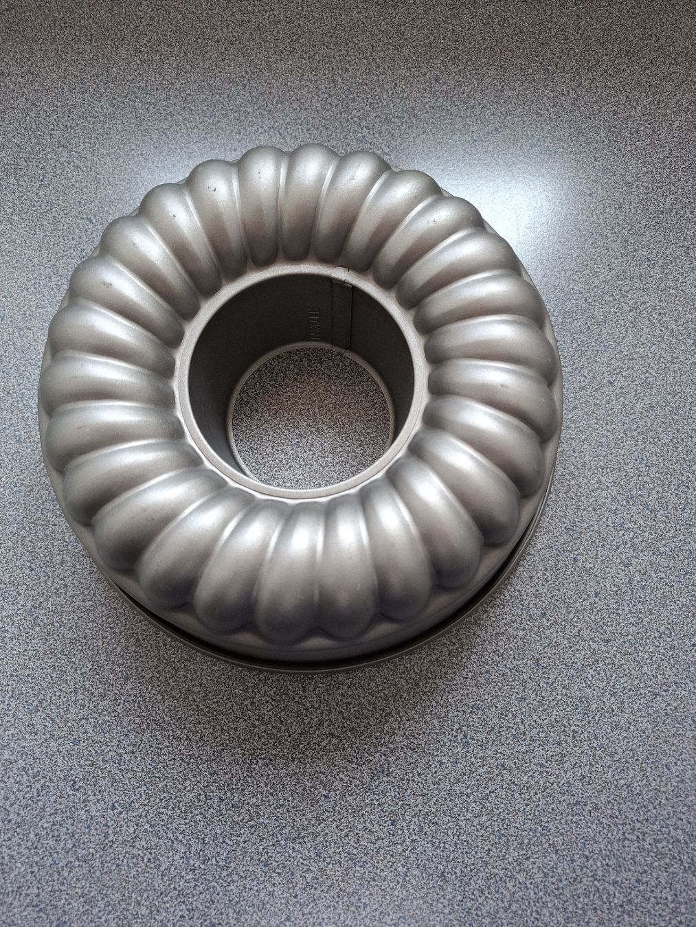 Teglie da forno: Gugelhupfform Gugelhupf Cake Pan Metall Grösse Medium – Usato da Bern venduto da Madagaskarpalme 1
