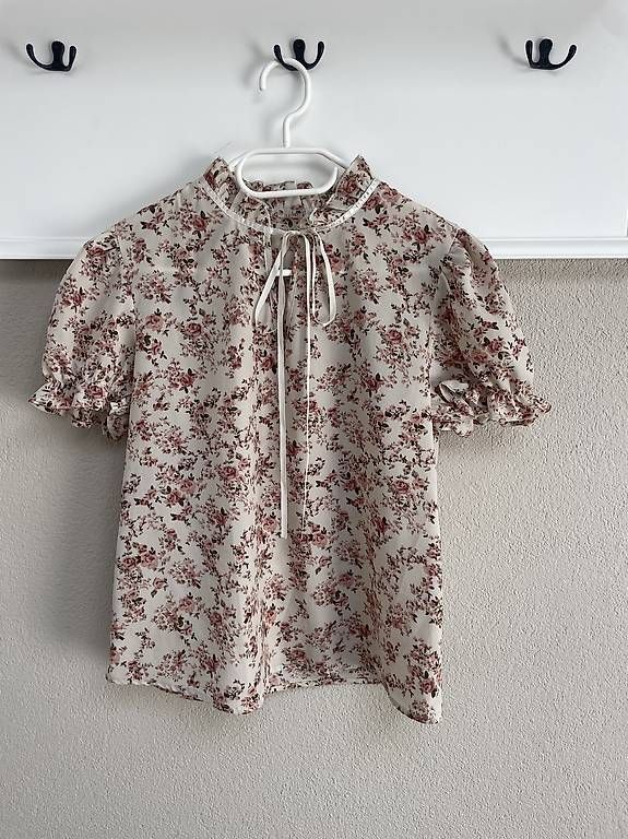 Chemisiers: Elegante Chiffonbluse mit Blumenmuster  Gr. S – D'occasion à Glis par SabrinaXA
