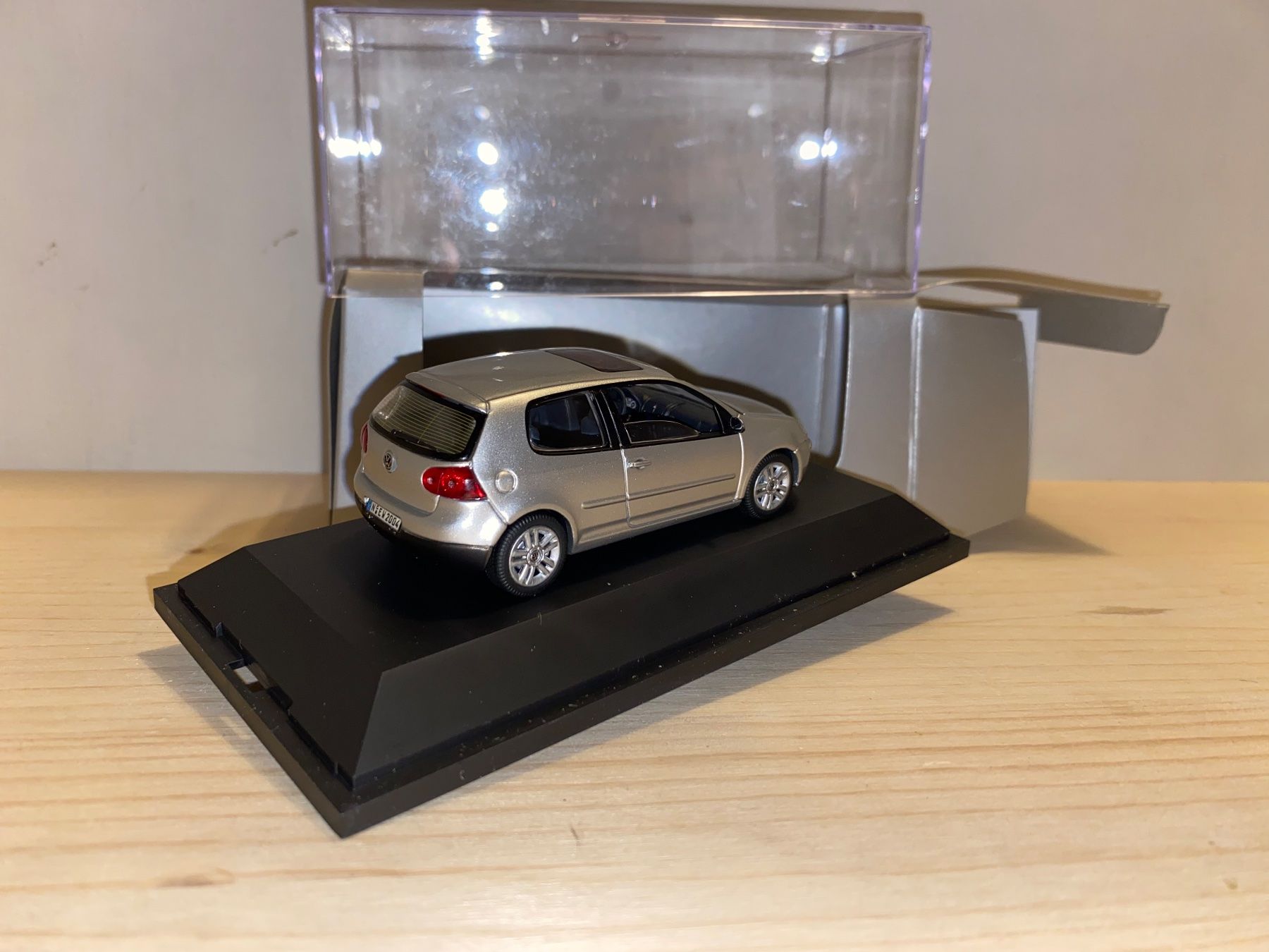 Volkswagen Modellini d'auto: VW Golf V 1/43 no Minichamps - VW Box – Nuovo (secondo la descrizione) da Wohlen AG venduto da PrivatSammlung 2