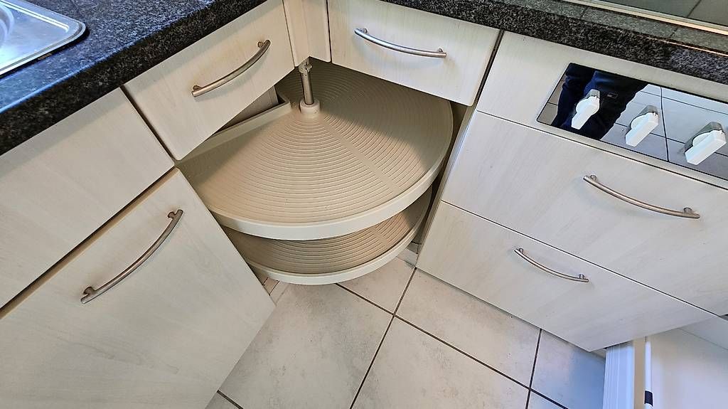 V-Zug Cucine complete: Einbauküche mit V-Zug Geräten – Usato da Oberengstringen venduto da peh_y7rj 1