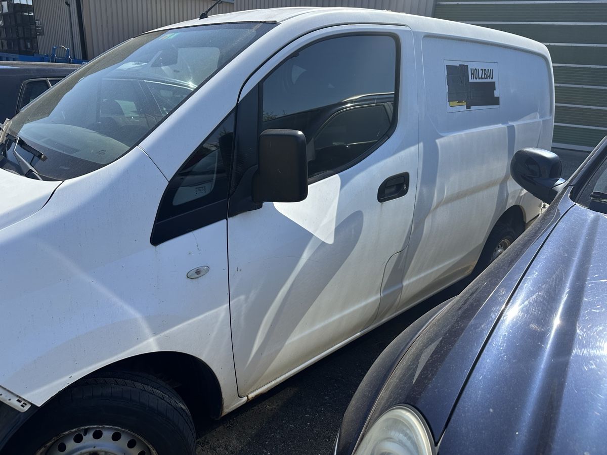 Tutti pezzi di ricambio auto: Nissan NV200 van. Front damage. White. – Usato da Weiach venduto da Aleksandar.B