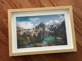 Fotokunst „Oeschinensee“ – Fine-Art-Print A4 gerahmt 