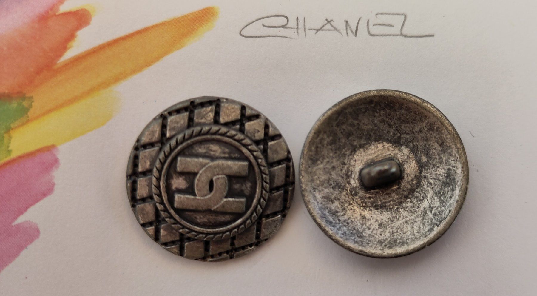 Bottoni: 2 Chanel Knöpfe silbrigfarbig 2.2cm umarbeiten zu Schmuck – Usato da Veltheim AG venduto da Knopftruckli 1